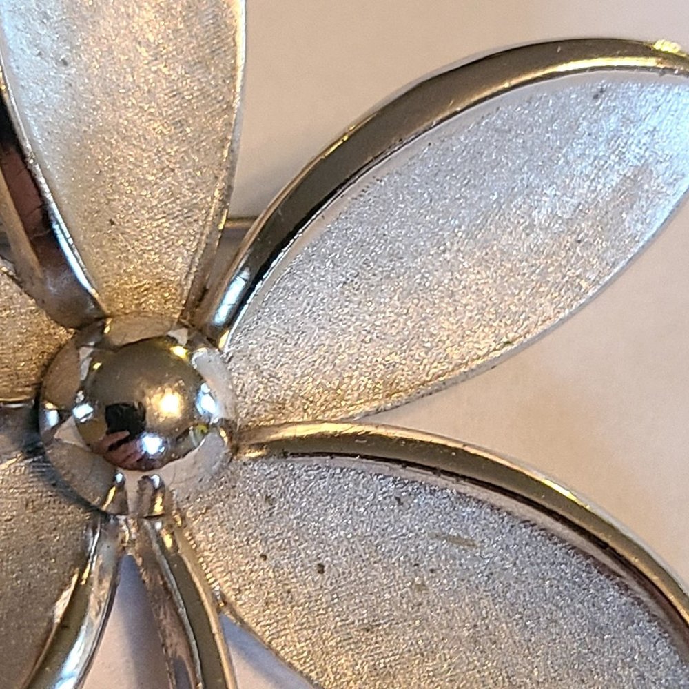 TRIFARI CROWN SILVER TONE FLOWER BROOCH PIN - Picture 3 of 4